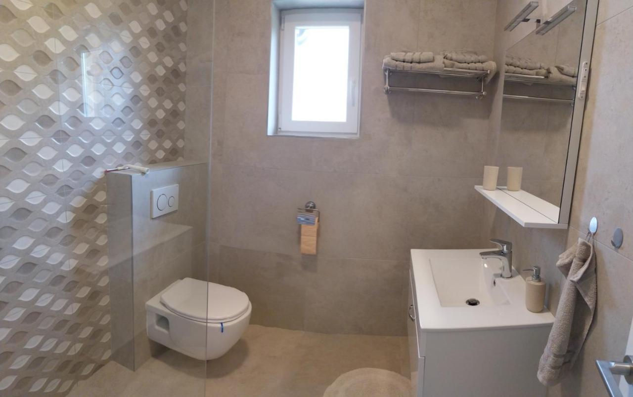 Vila Dubravka - Schoen Und Komfortabel Inmitten Von Olivenbaeumen Und Weinbergen Mit Whirlpool Valtura Exteriör bild