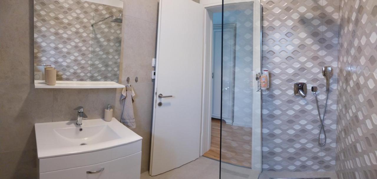 Vila Dubravka - Schoen Und Komfortabel Inmitten Von Olivenbaeumen Und Weinbergen Mit Whirlpool Valtura Exteriör bild