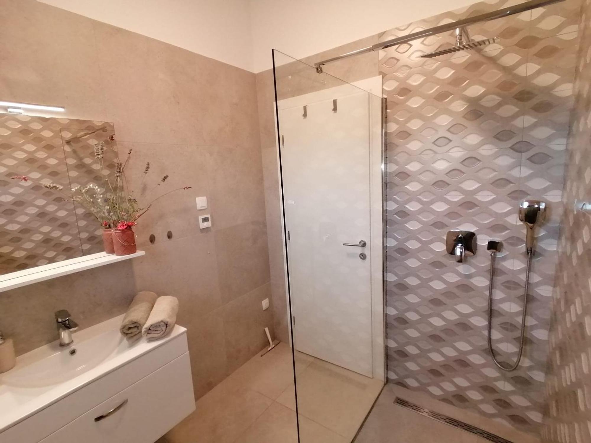 Vila Dubravka - Schoen Und Komfortabel Inmitten Von Olivenbaeumen Und Weinbergen Mit Whirlpool Valtura Exteriör bild